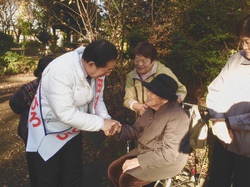 高齢者を激励する太田