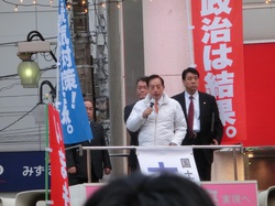 赤羽駅で街頭演説をおこなう太田（2014年11月30日）